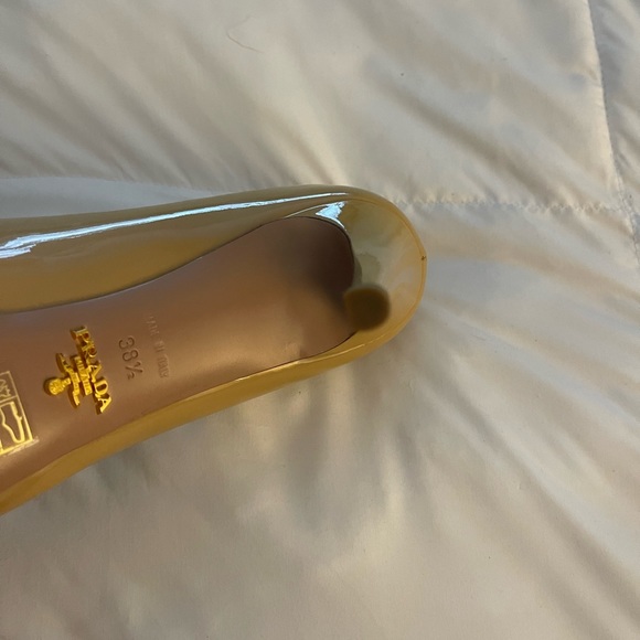 Prada 38.5 patent pumps with slight platform. Hardly worn! - Picture 3 of 8